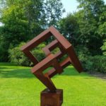 Sculpture en forme de cube en acier Corten