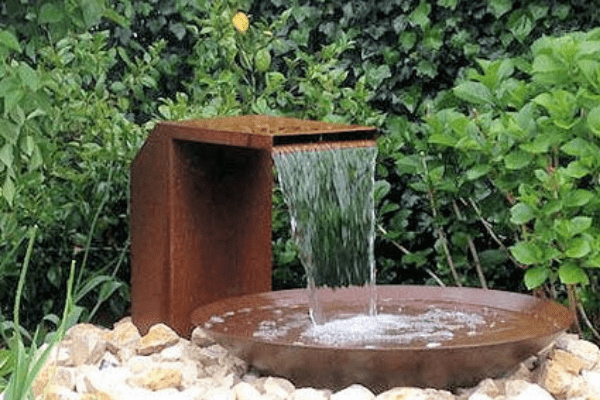 Fontaine en acier corten, une décoration idéale